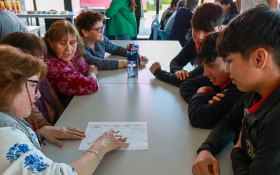 Encuentro intergeneracional entre estudiantes y adultos mayores en nuestro liceo