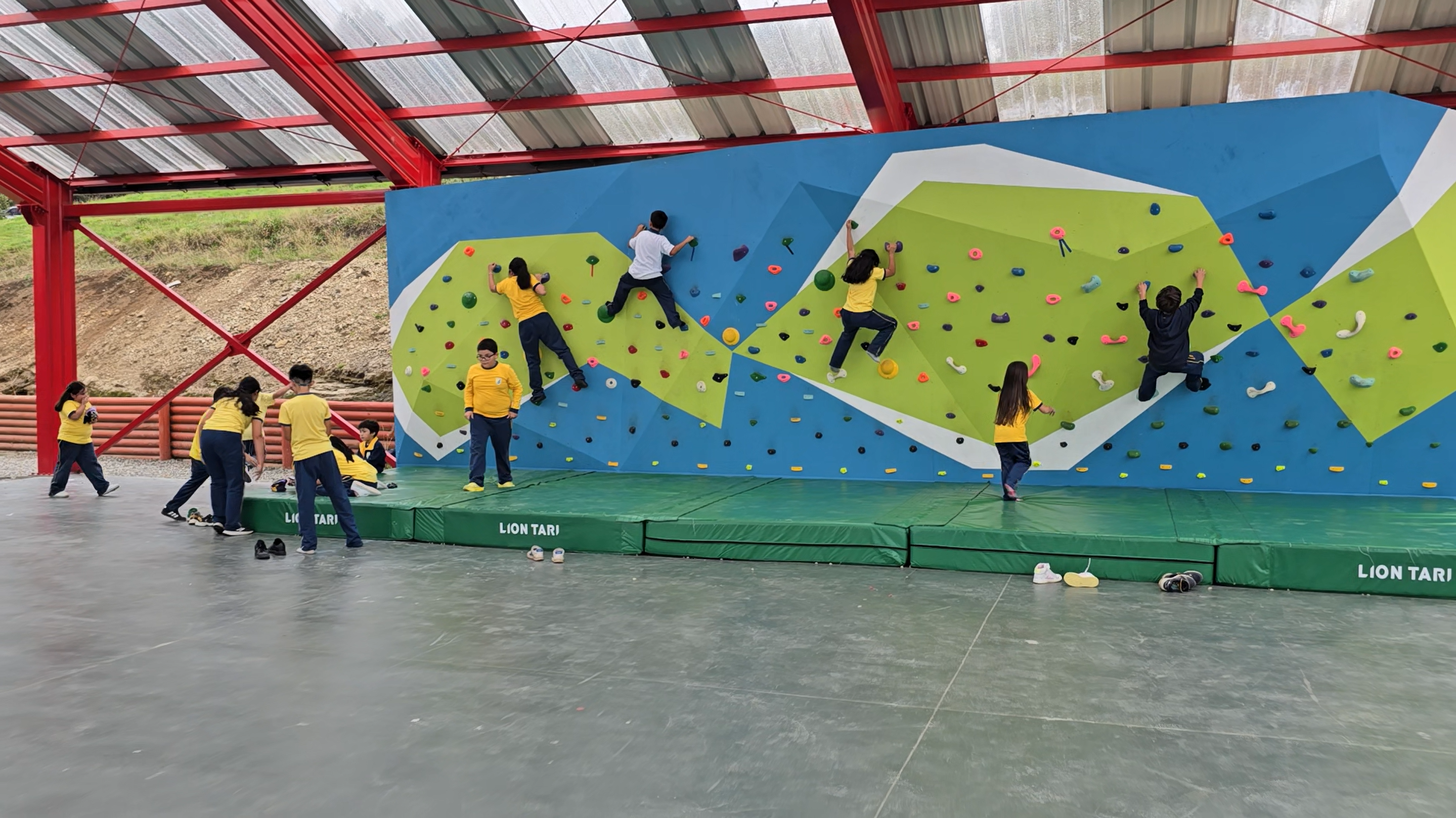 Colegio Básico PHP estrenó nuevo muro de escalada para sus estudiantes