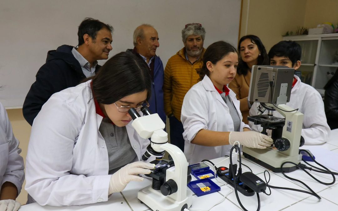 Liceo People Help People de Panguipulli inaugura moderno laboratorio de ciencias para fortalecer el aprendizaje