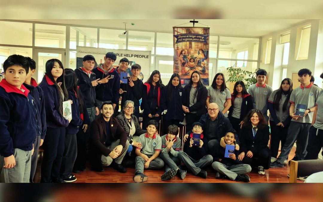 Estudiantes participan en conversatorio con escritor nacional para fortalecer el hábito lector
