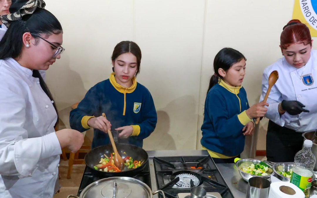 Estudiantes de 6° básico conocieron las especialidades TP en Feria Interactiva de People Help People